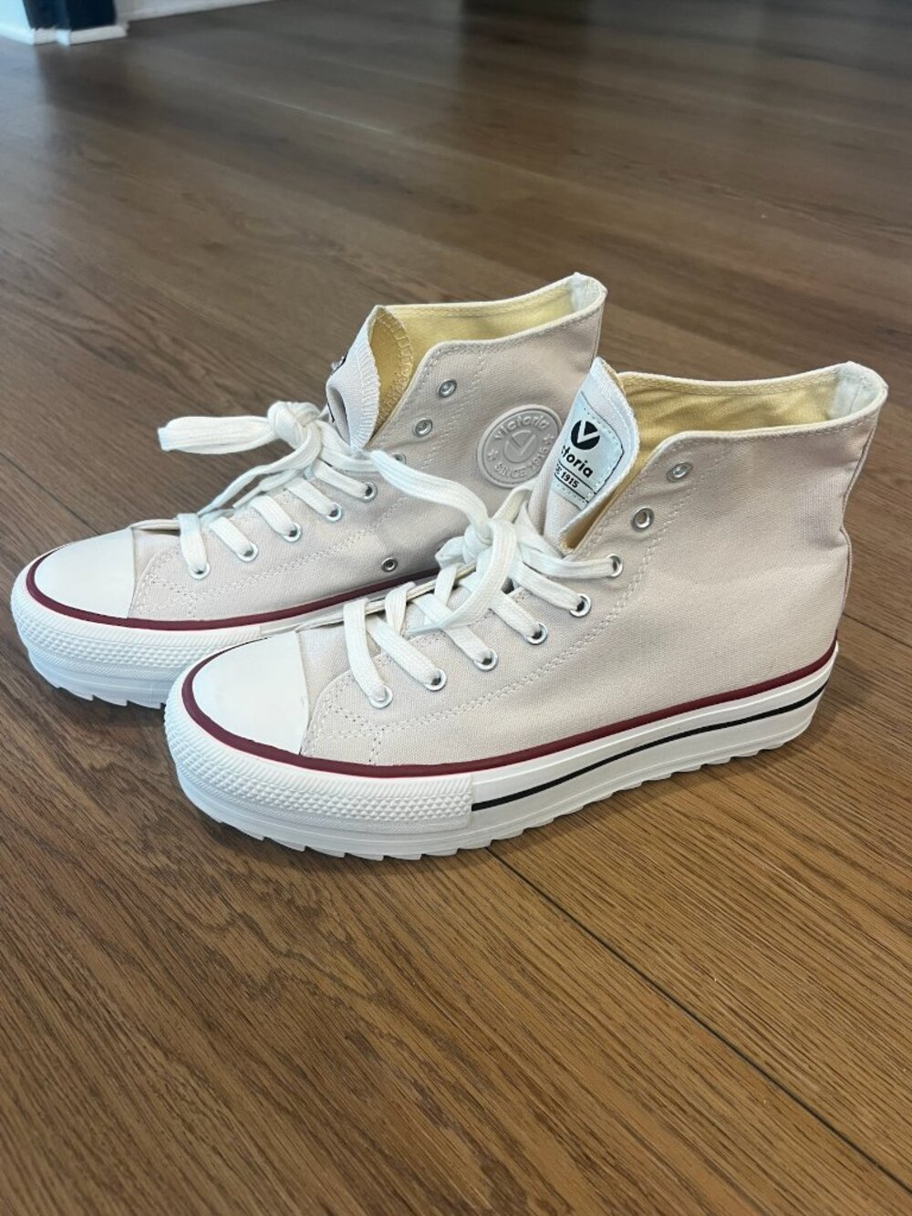 Victoria Womenʼs Hight Top Lace Up Off-White Canvas Platform Sneaker (Size 40)